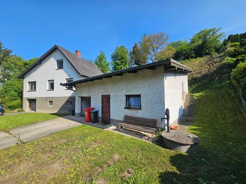 SOLIDES WOHNHAUS MIT NEBENGEBÄUDE