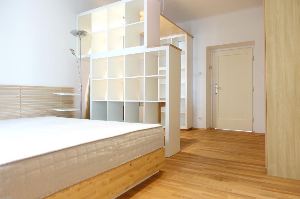 Schlafzimmer, Blick zur Tr