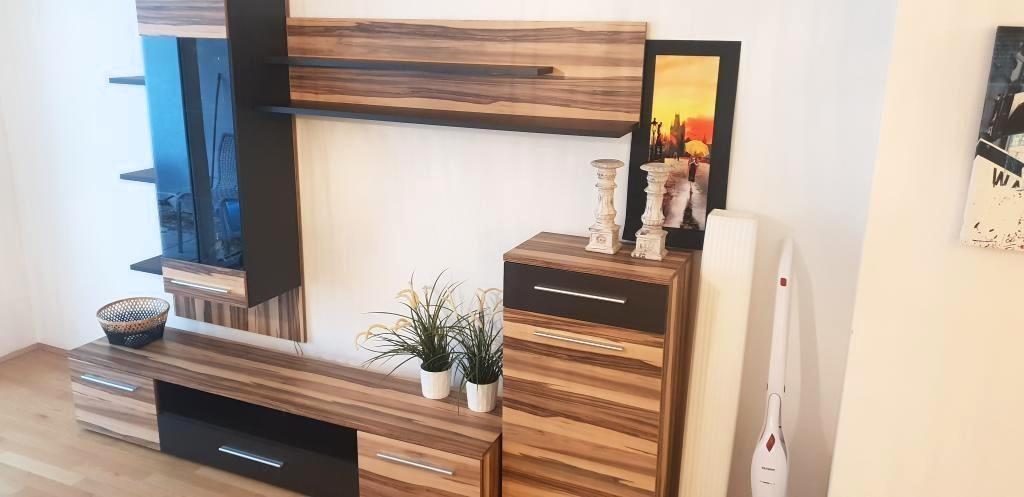 Wohnzimmerschrank