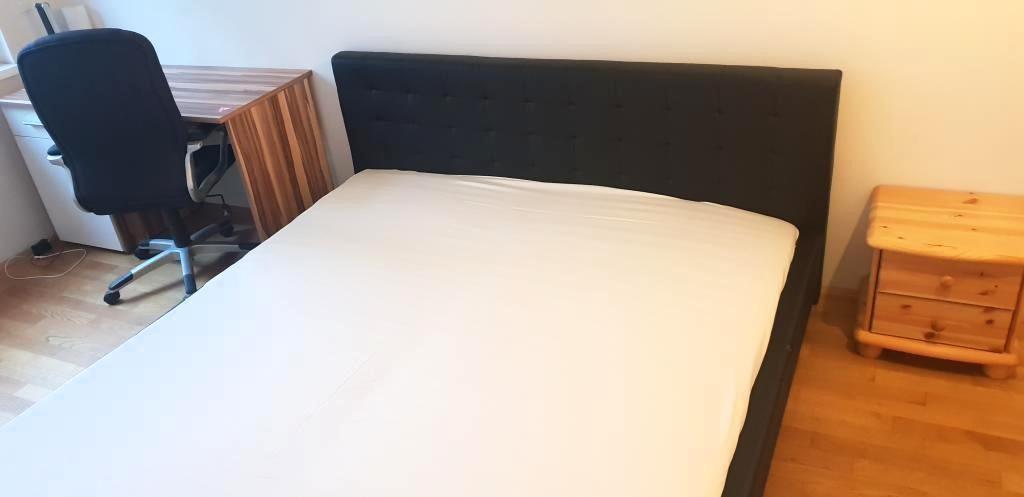 Doppelbett und Schreibtisch