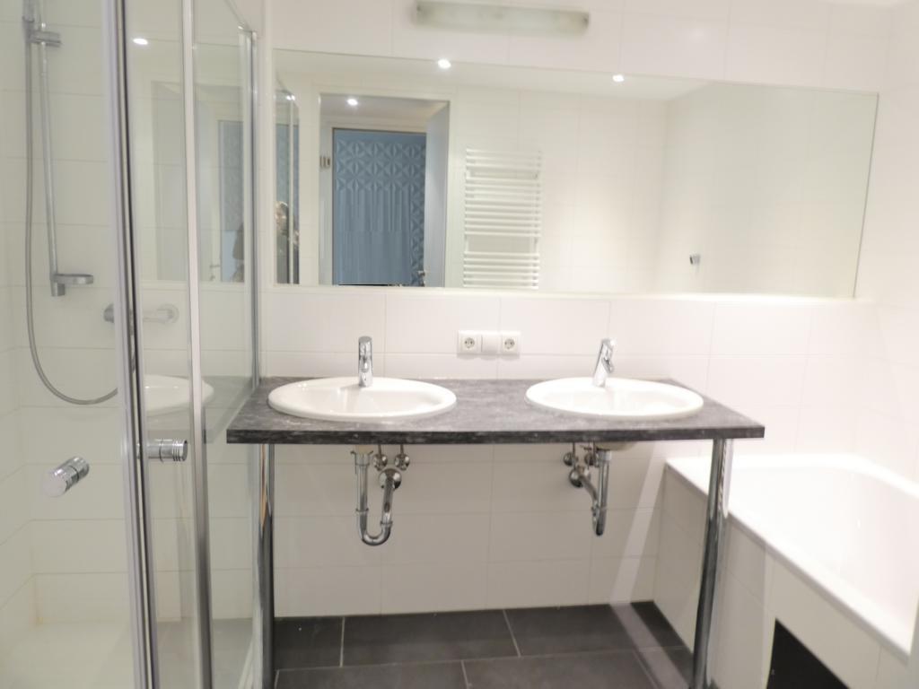 Bad mit Badewanne und Dusche