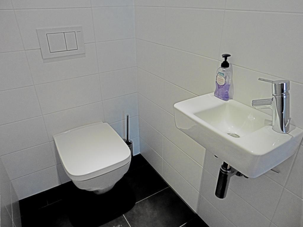 WC mit Waschbecken
