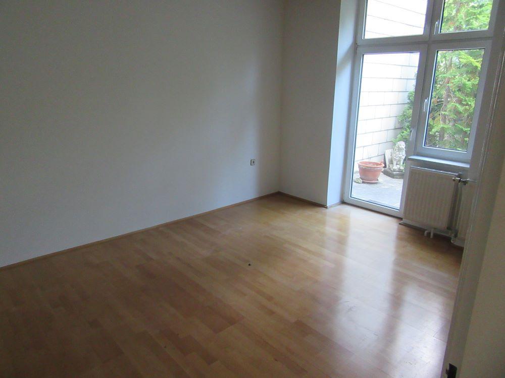 6 Schlafzimmer mit Ausgang zur Terrasse