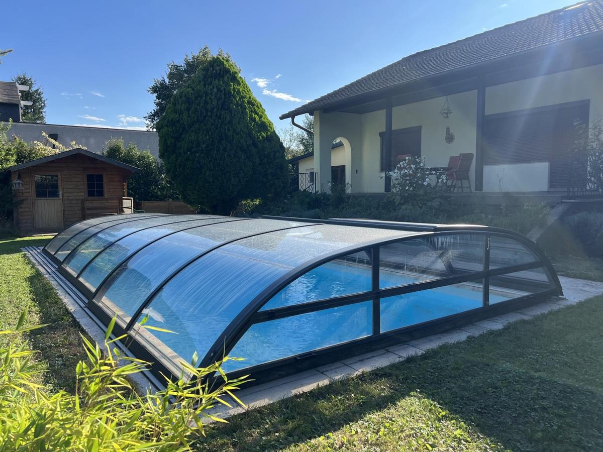 23 Pool mit Abdeckung