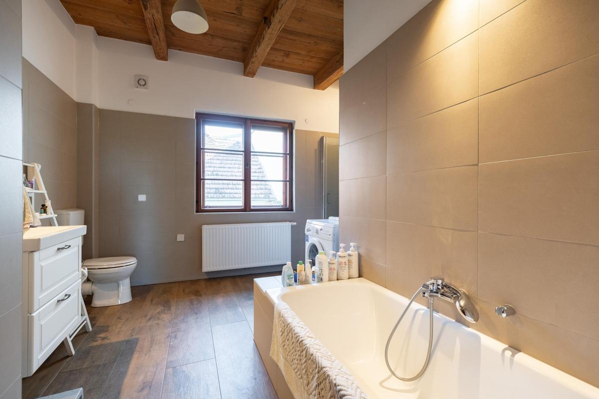 Haupthaus - Badezimmer mit Badewanne und Dusche