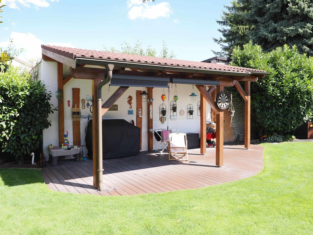 berdachte Gartenterrasse
