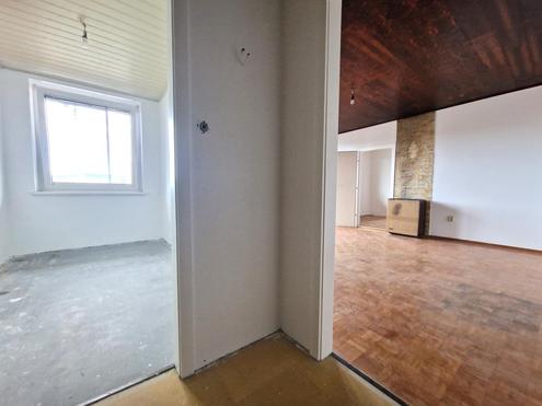 Sanierungsbedrftige 2-Zimmer Wohnung mit groer Loggia in U-6 Nhe!!