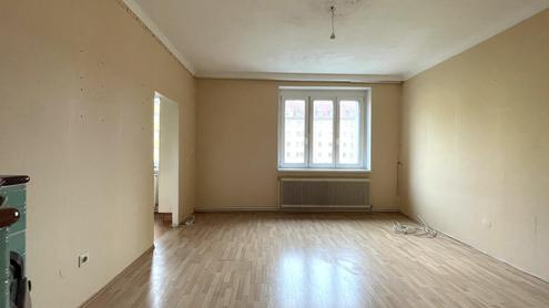 Sanierungsbedrftige 4- bis 5-Zimmer-Wohnung mit 2 Bdern/2WCs in S-Bahn-Nhe