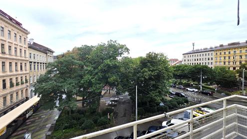 URBAN-LORITZ-PLATZ: Sanierungsbed�rftige 3-Zimmer-Altbauwohnung mit Balkon