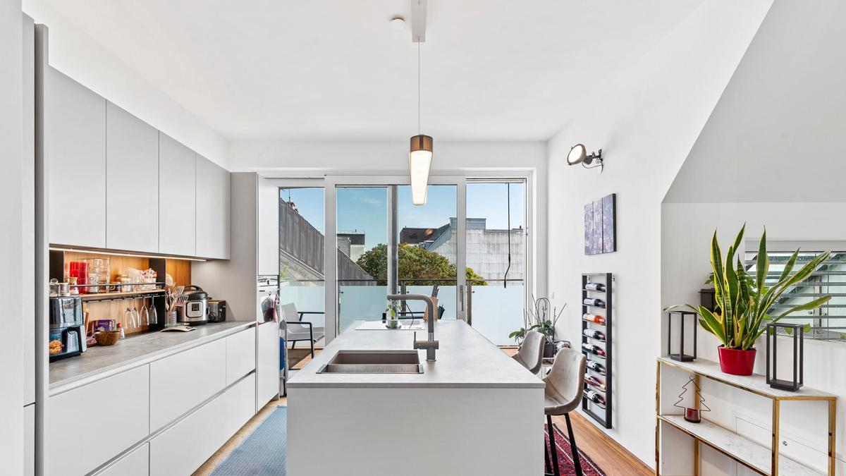 Kche mit Ausgang zum Balkon