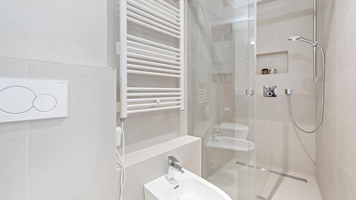 Bad mit WC, Bidet und Dusche