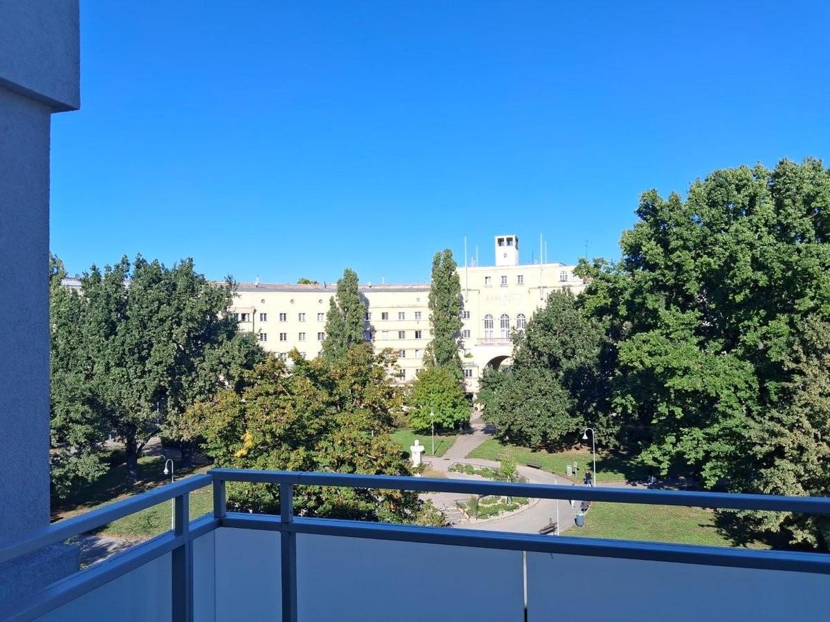1 Balkonwohnung 1210