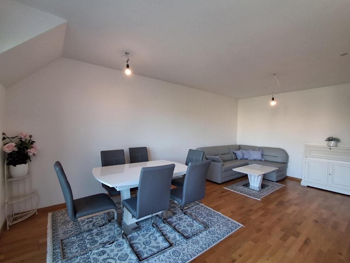 6 Wohnzimmer 1210