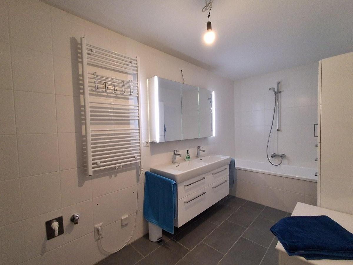 19 Badezimmer mit Wanne 1210