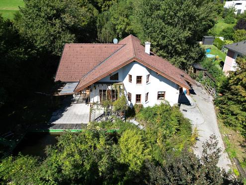 GROSSZGIGES EINFAMILIENHAUS AUF TRAUMGRUND