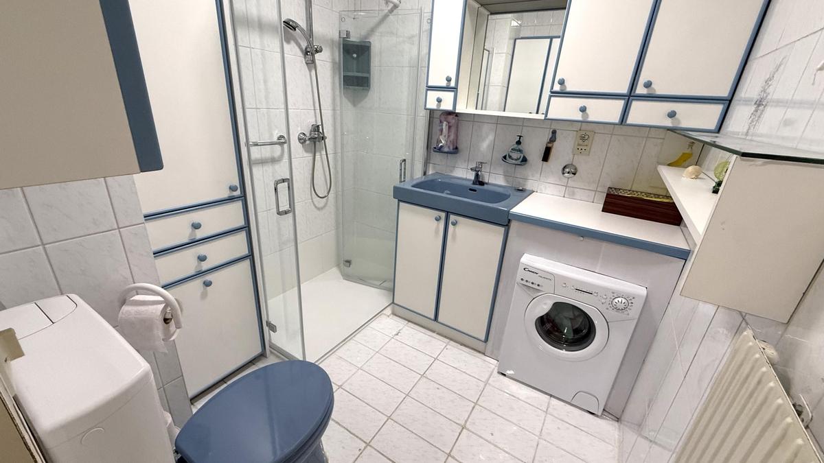 Bad mit Dusche und WC