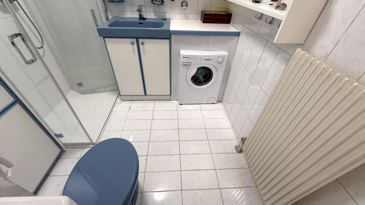 Bad mit Dusche und WC