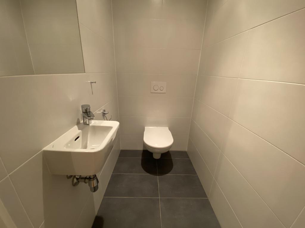 WC mit Waschbecken
