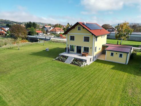 NEUES NIEDRIGENERGIEHAUS MIT GROSSEM GRUNDSTCK