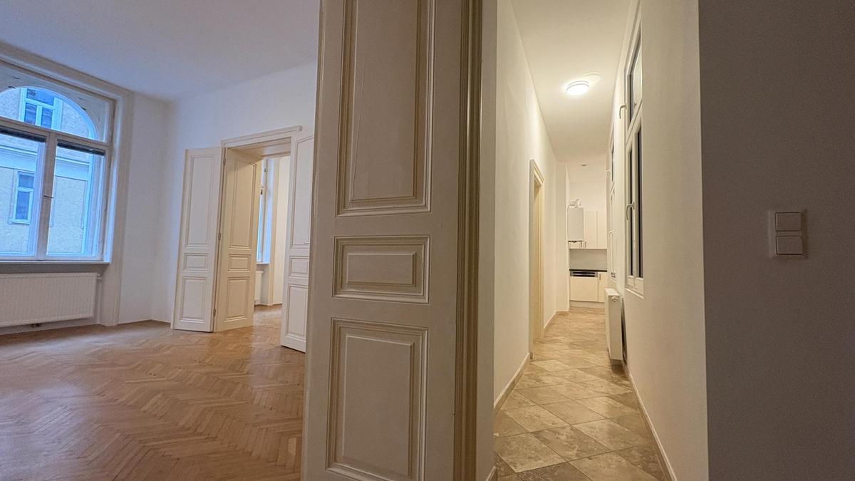 Einblick Wohnraum und Vorraum zur Kche