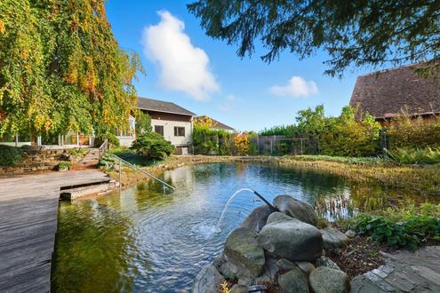 Imposante Landhausstil-Liegenschaft eingebettet in einem idyllischen Gartenparadies mit Schwimmteich und Grnbestand