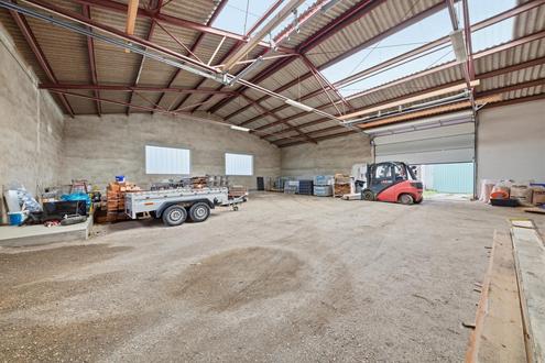 Vielseitige Gewerbe- und Wohnliegenschaft: diverse Hallenflchen, Wohngebude und ein grozgiges Grundstck!