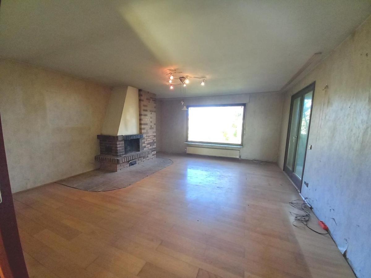 Wohnzimmer mit offenem Kamin