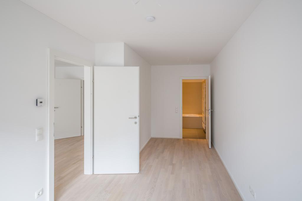 Schlafzimmer, Blick zum Bad