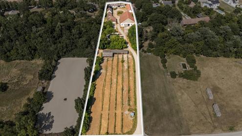 &quot;Grozgiges Grundstck mit Pferdehof und sanierungsbedrftigem Haus ? nur Minuten von Wien entfernt&quot;
