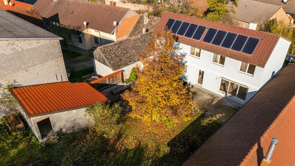 Drohnenaufnahme Hof mit Blick aufs Haus