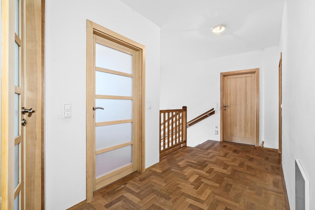 Gang mit Stiegenabgang OG