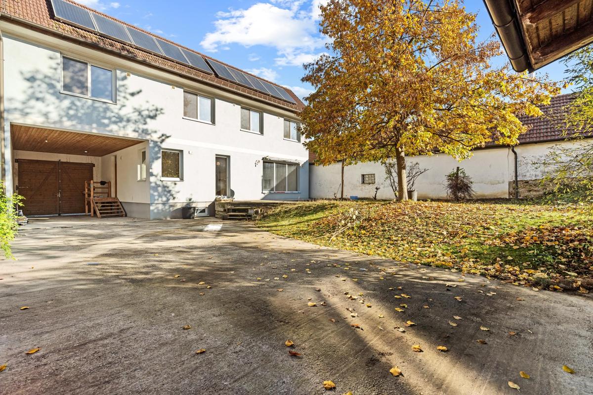 Hof mit Blick aufs Haus