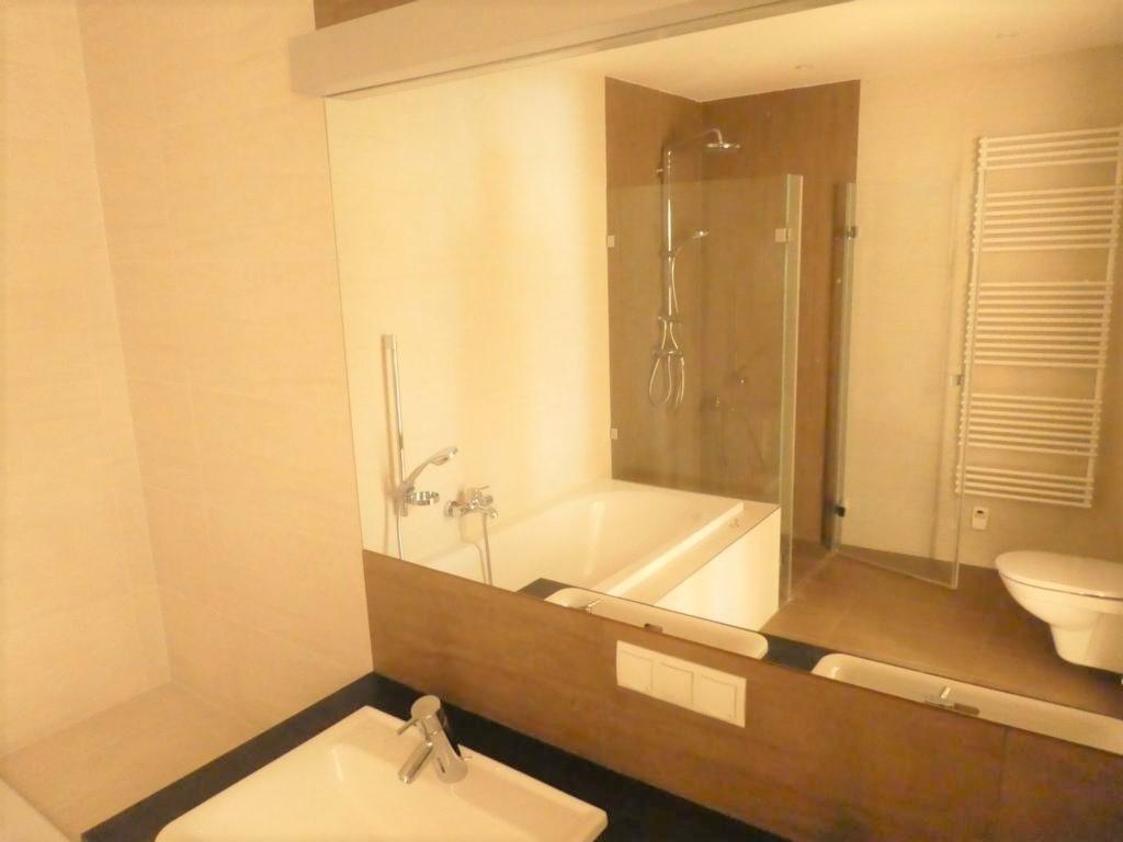 Badezimmer mit Badewanne, Dusche, WC, Doppelwaschb