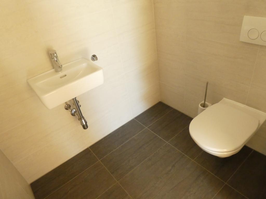 WC mit Waschbecken