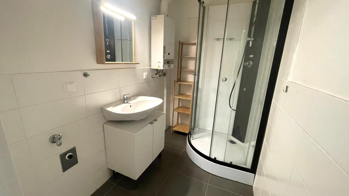 Badezimmer mit Dusche