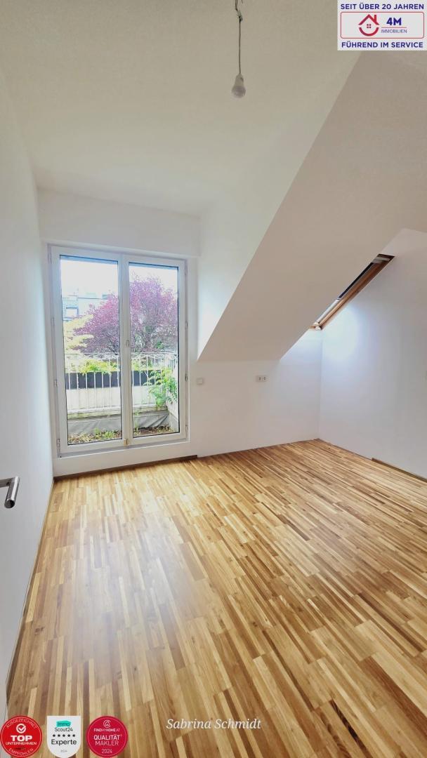 Zimmer mit kleinem Bad