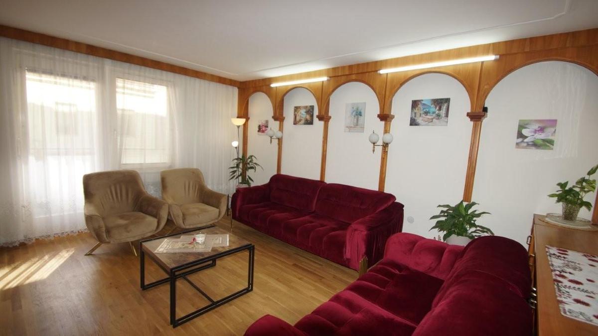 1 Wohnzimmer mit Loggia 1100