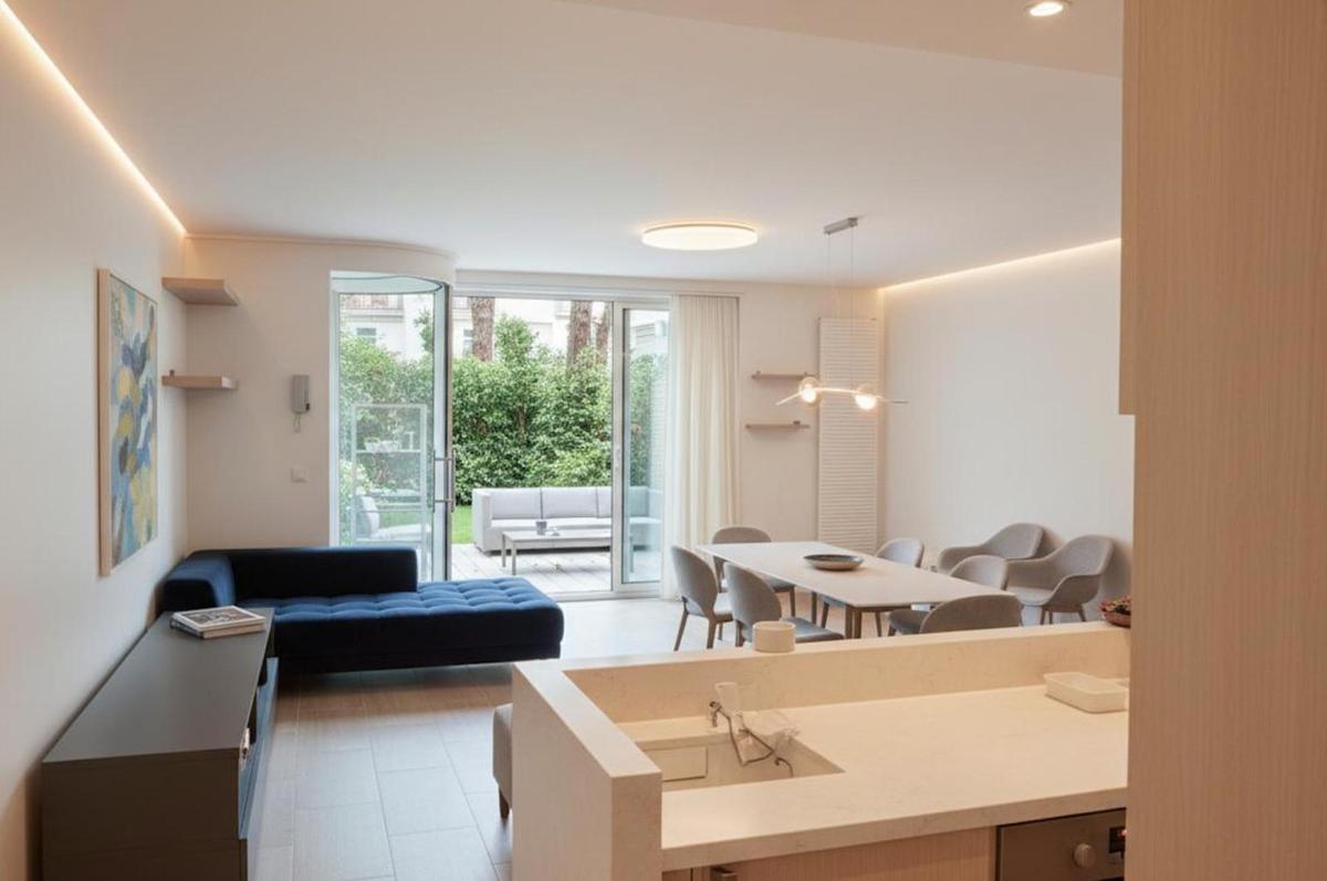 1. KI Bild Wohnzimmer_ Balkon