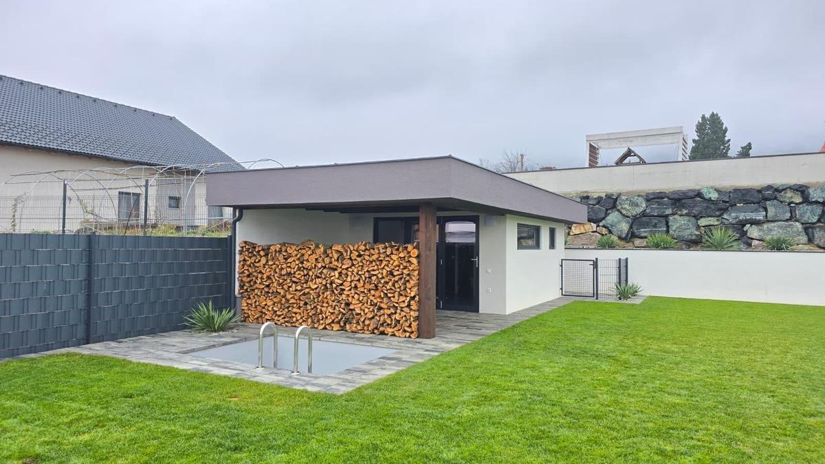 28 Blick Garten/Poolhaus