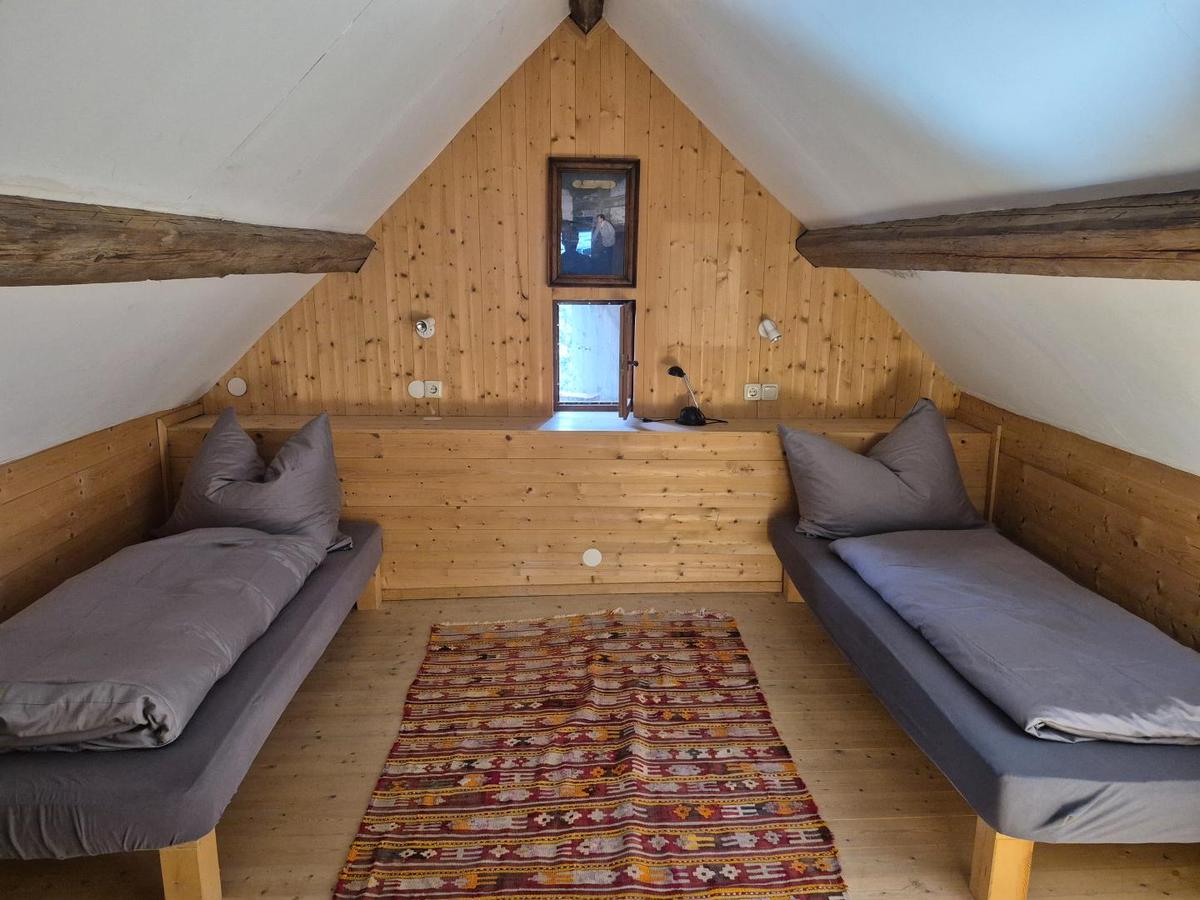 Schlafraum Keller gelb Zusatzbetten