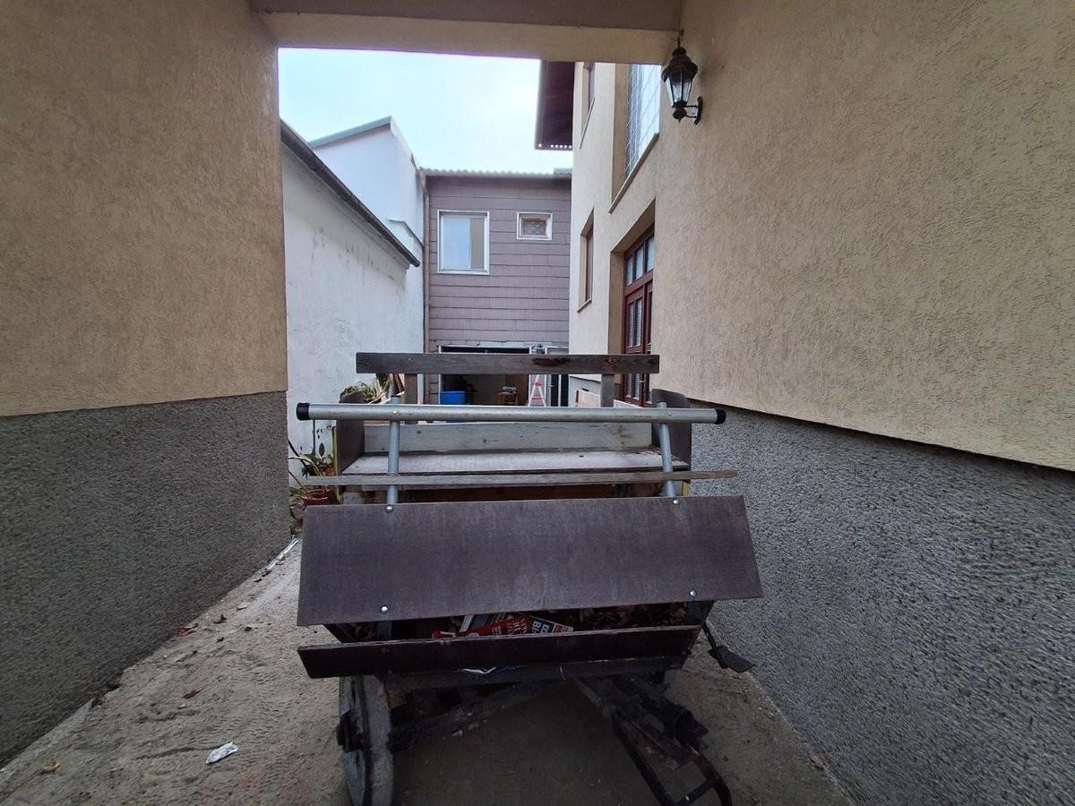 24 Hauseinfahrt berdacht Innenhof Moosbrunn