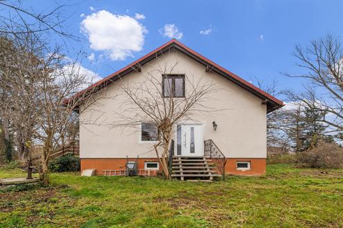 "Einfamilienhaus mit großem Entwicklungspotenzial ? 738 m² Grundstück in Ruhelage von Strasshof"