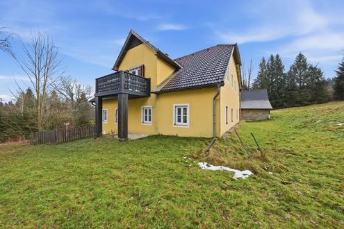 Erstbezug nach Renovierung (EG) und 26.849 m� Land  (Tierhaltung erlaubt) !