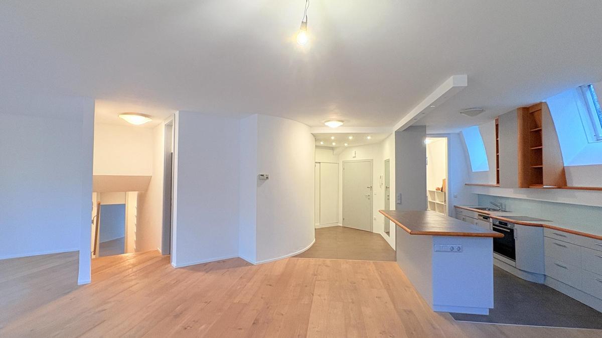 Blick von der K�che zum Eingang und Treppenabgang