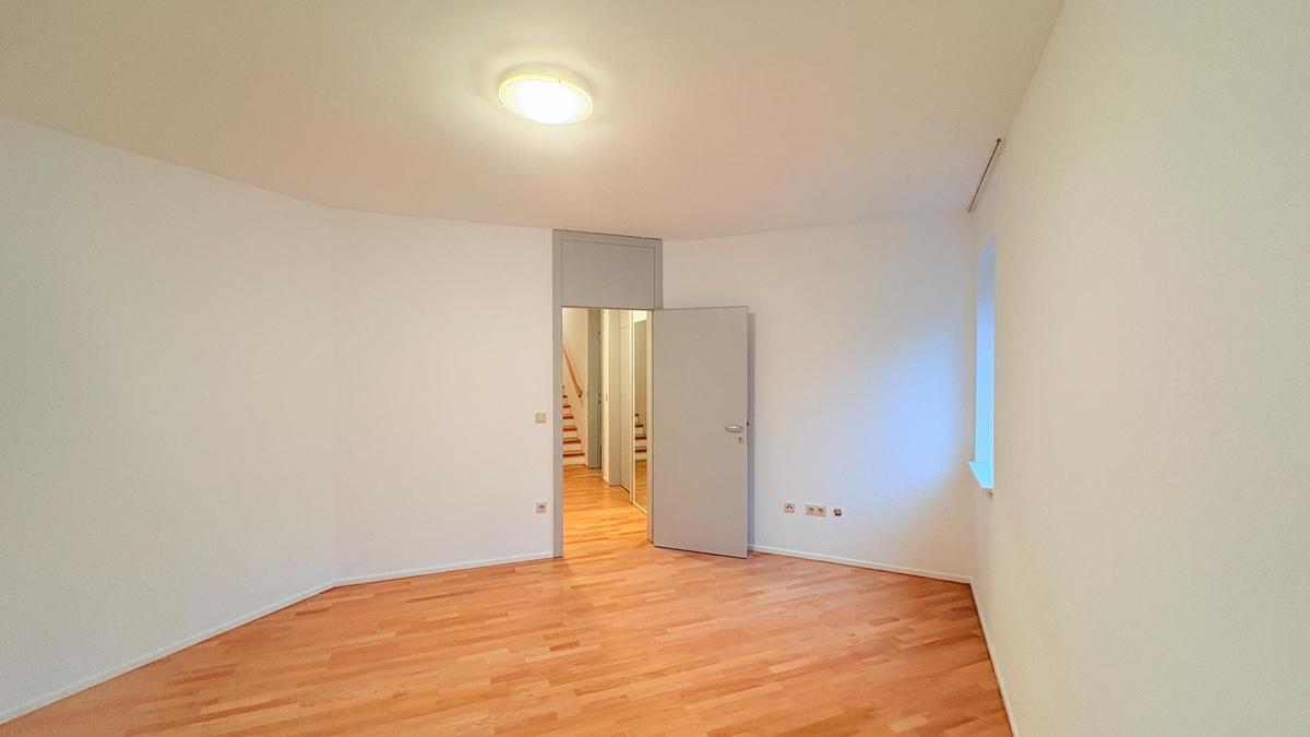 gro�es Schlafzimmer mit Schrankraum und Bad