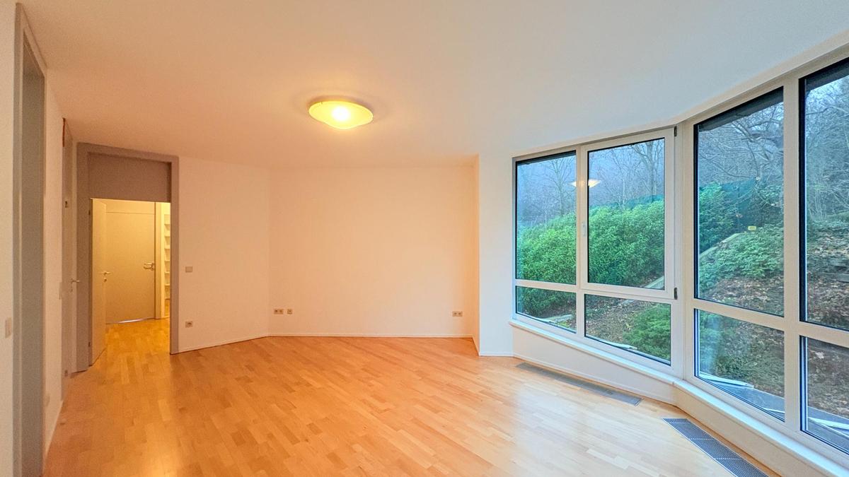 gro�es Schlafzimmer mit Fensterfront