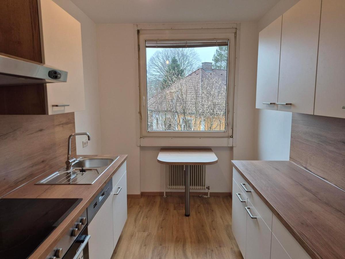 K�che mit kleinem Esstisch