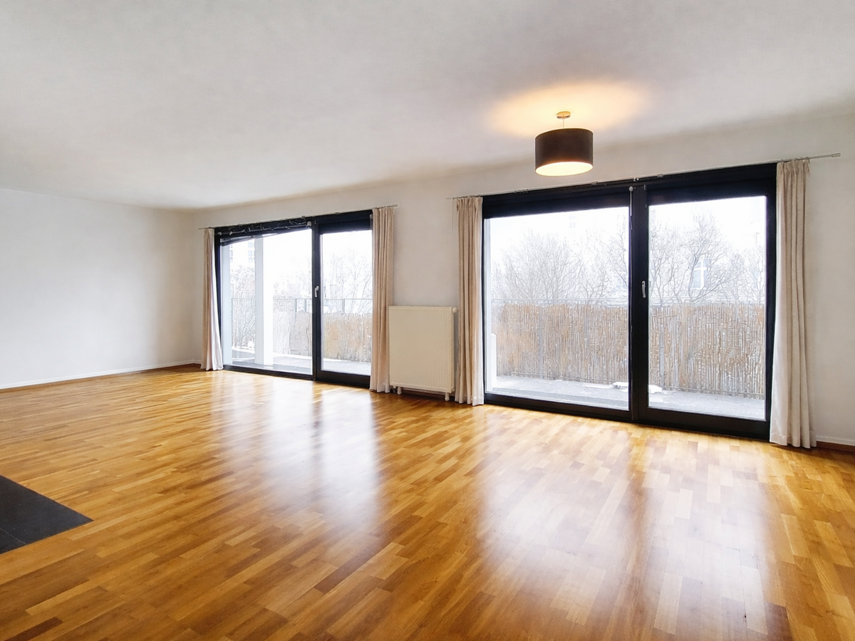 Wohnzimmer unm�bliert