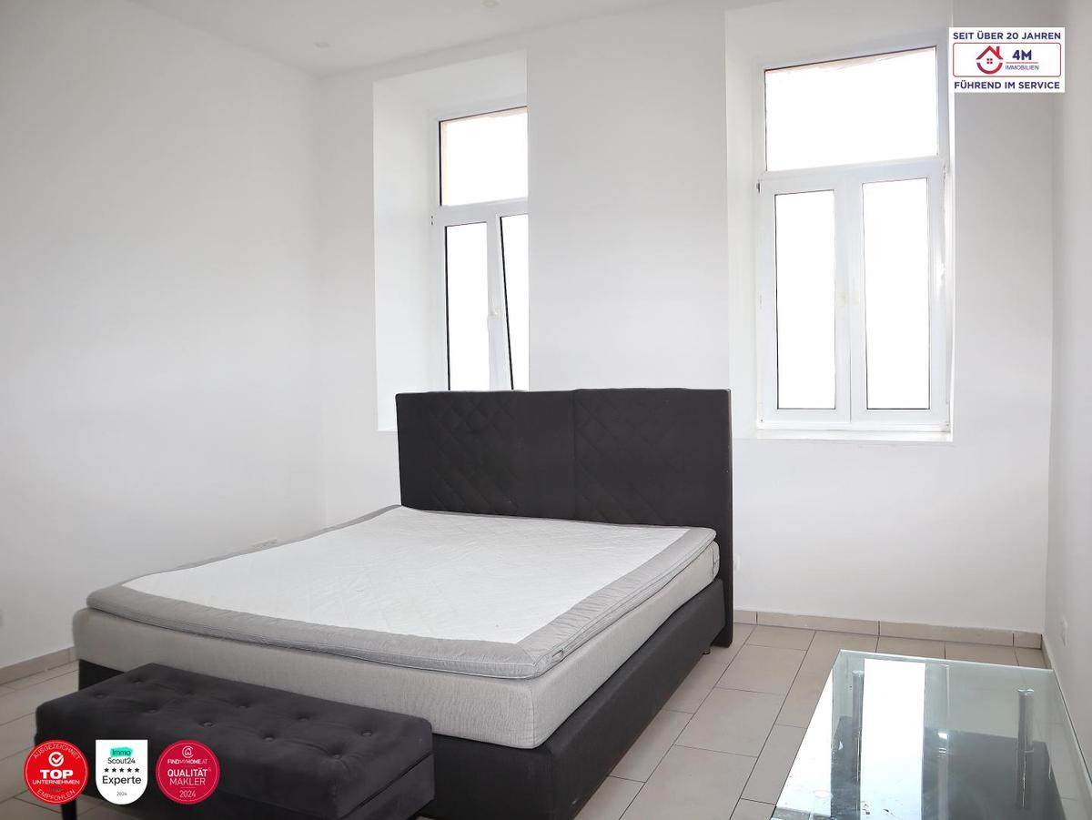 Blick von der Eingangst�r Richtung Fenster