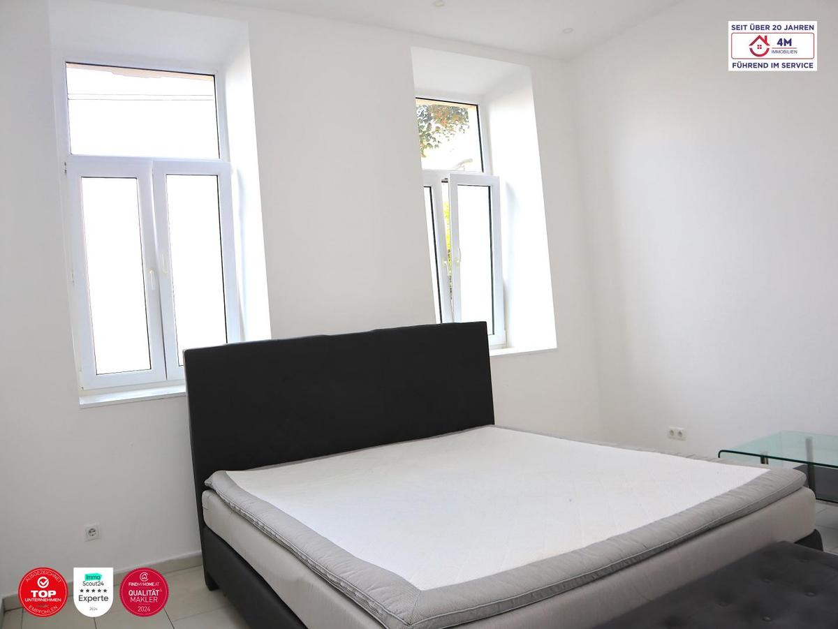 Blick von der Eingangst�r Richtung Fenster